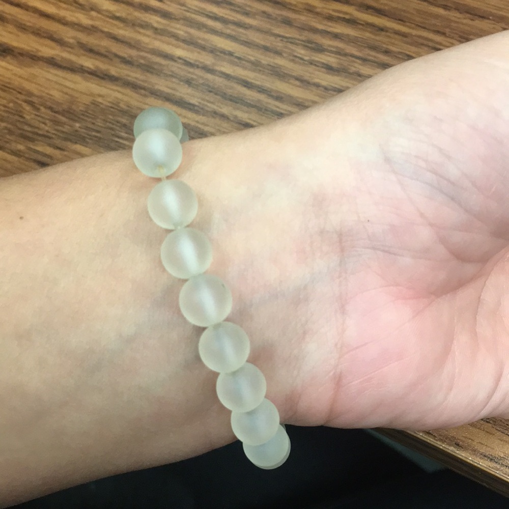 Clear bead bracelet with crystal bead - Picture 4 of 4